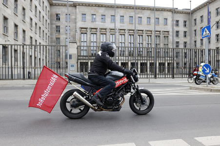 Autodemo vom Aktionsbündnis 'Alarmstufe Rot' in Berlin