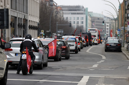 Autodemo vom Aktionsbündnis 'Alarmstufe Rot' in Berlin