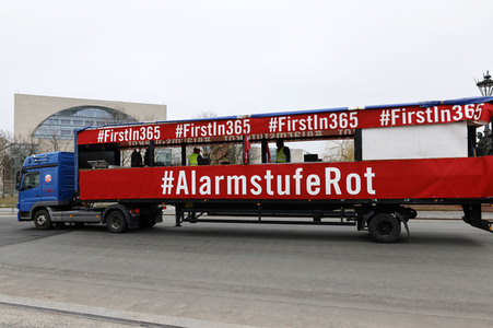 Autodemo vom Aktionsbündnis 'Alarmstufe Rot' in Berlin