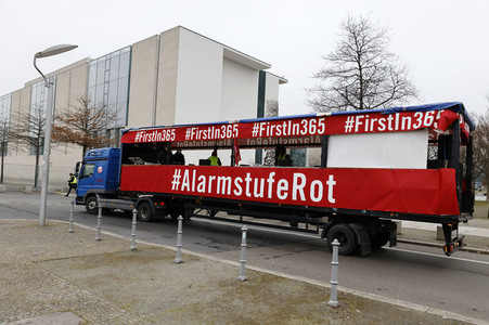 Autodemo vom Aktionsbündnis 'Alarmstufe Rot' in Berlin