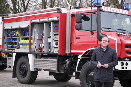 Übergabe eines Waldbrandlöschfahrzeuges an die Feuerwehr in Celle