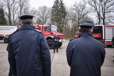 Übergabe eines Waldbrandlöschfahrzeuges an die Feuerwehr in Celle