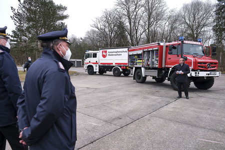 Übergabe eines Waldbrandlöschfahrzeuges an die Feuerwehr in Celle