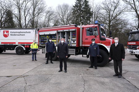 Übergabe eines Waldbrandlöschfahrzeuges an die Feuerwehr in Celle