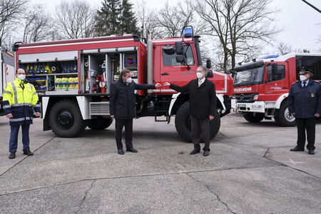 Übergabe eines Waldbrandlöschfahrzeuges an die Feuerwehr in Celle