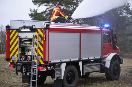 Übergabe eines Waldbrandlöschfahrzeuges an die Feuerwehr in Celle