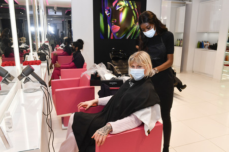 Friseurbesuch von Arielle Rippegather in Berlin