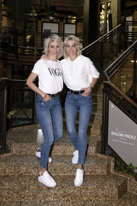 Friseurbesuch  von Nina Meise und Julia Meise in München