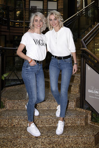 Friseurbesuch  von Nina Meise und Julia Meise in München