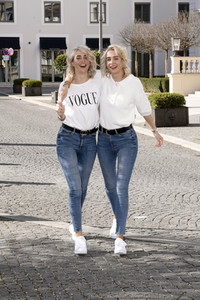 Friseurbesuch  von Nina Meise und Julia Meise in München