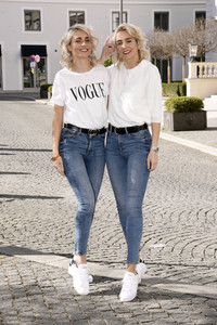 Friseurbesuch  von Nina Meise und Julia Meise in München