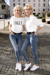 Friseurbesuch  von Nina Meise und Julia Meise in München