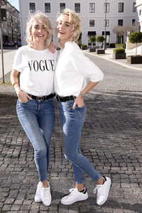 Friseurbesuch  von Nina Meise und Julia Meise in München