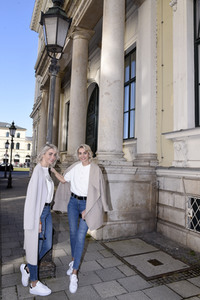Friseurbesuch  von Nina Meise und Julia Meise in München