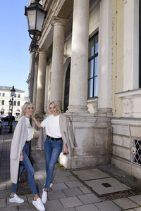 Friseurbesuch  von Nina Meise und Julia Meise in München