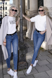 Friseurbesuch  von Nina Meise und Julia Meise in München