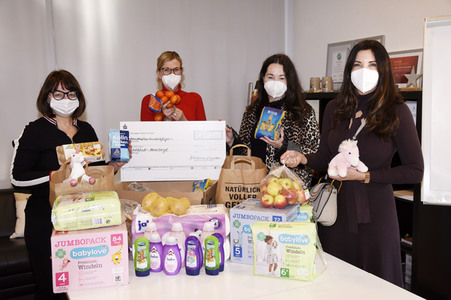 Scheck- und Spendenübergabe an durch die Corona-Krise in Not geratene Kinder und Jugendliche in München