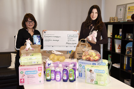 Scheck- und Spendenübergabe an durch die Corona-Krise in Not geratene Kinder und Jugendliche in München