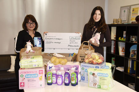 Scheck- und Spendenübergabe an durch die Corona-Krise in Not geratene Kinder und Jugendliche in München