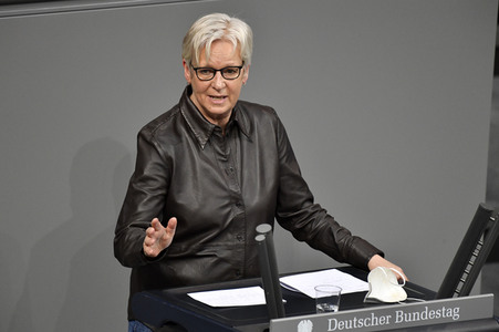 215. Sitzung des Deutschen Bundestages in Berlin