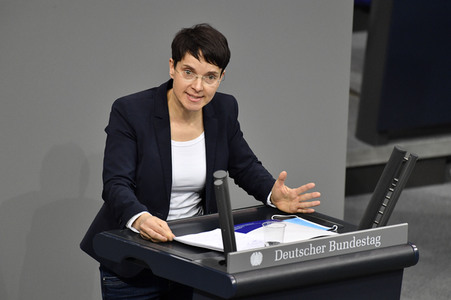 215. Sitzung des Deutschen Bundestages in Berlin