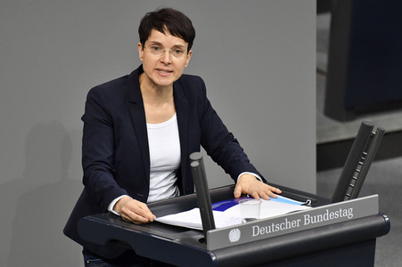 215. Sitzung des Deutschen Bundestages in Berlin