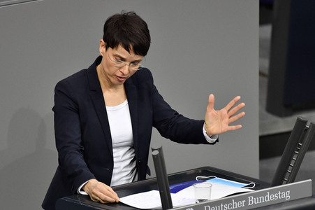 215. Sitzung des Deutschen Bundestages in Berlin