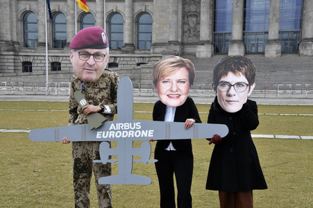 Protestaktion 'Keine Kampfdrohnen für die Bundeswehr!' in Berlin