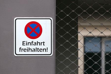 Symbolfoto Einfahrt freihalten!