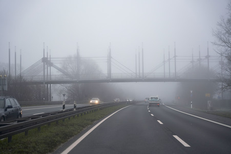 Symbolfoto Nebel im Straßenverkehr