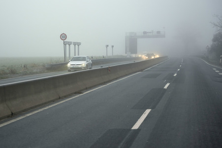 Symbolfoto Nebel im Straßenverkehr