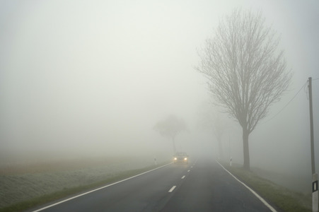 Symbolfoto Nebel im Straßenverkehr
