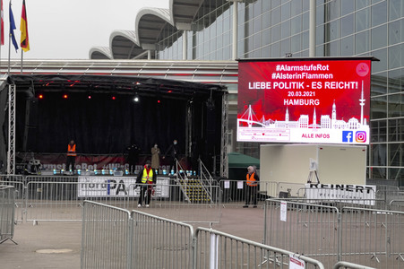 Alarmstufe Rot - Alster in Flammen in Hamburg