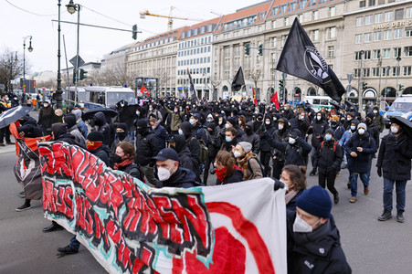 Gegendemonstration 'Geradedenken' in Berlin