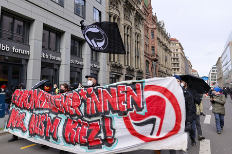 Gegendemonstration 'Geradedenken' in Berlin