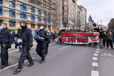 Gegendemonstration 'Geradedenken' in Berlin