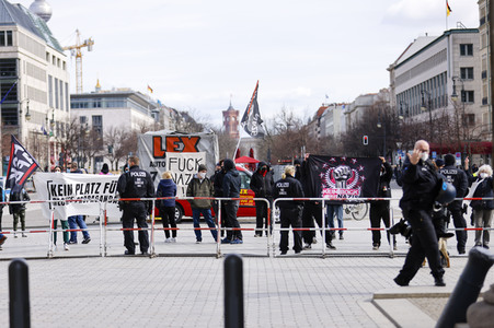 Gegendemonstration 'Geradedenken' in Berlin
