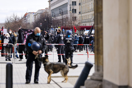 Gegendemonstration 'Geradedenken' in Berlin