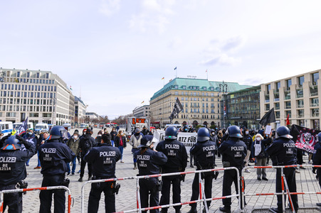 Gegendemonstration 'Geradedenken' in Berlin