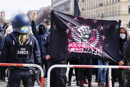 Gegendemonstration 'Geradedenken' in Berlin