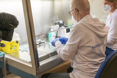 Peter Tschentscher bei der Arbeit im Impfzentrum in Hamburg