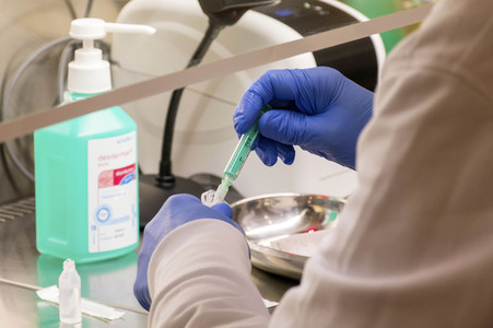 Peter Tschentscher bei der Arbeit im Impfzentrum in Hamburg