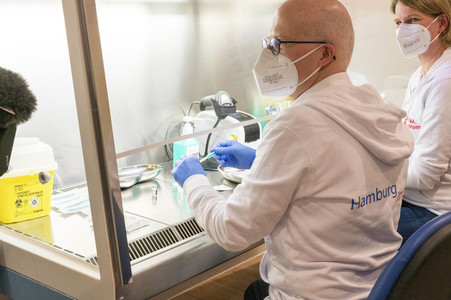 Peter Tschentscher bei der Arbeit im Impfzentrum in Hamburg