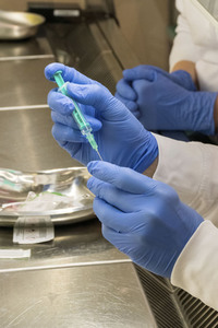 Peter Tschentscher bei der Arbeit im Impfzentrum in Hamburg