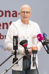 Peter Tschentscher bei der Arbeit im Impfzentrum in Hamburg