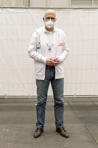 Peter Tschentscher bei der Arbeit im Impfzentrum in Hamburg