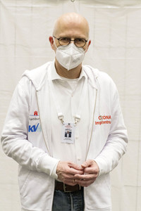 Peter Tschentscher bei der Arbeit im Impfzentrum in Hamburg