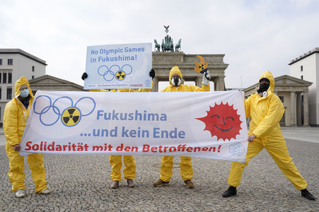 Demonstration 'Radioactive Olympics - Solidarität mit den Betroffenen von Fukushima' in Berlin