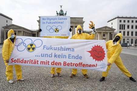 Demonstration 'Radioactive Olympics - Solidarität mit den Betroffenen von Fukushima' in Berlin