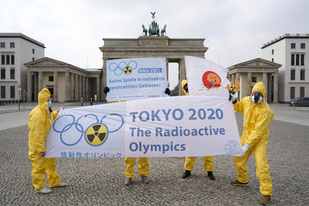 Demonstration 'Radioactive Olympics - Solidarität mit den Betroffenen von Fukushima' in Berlin